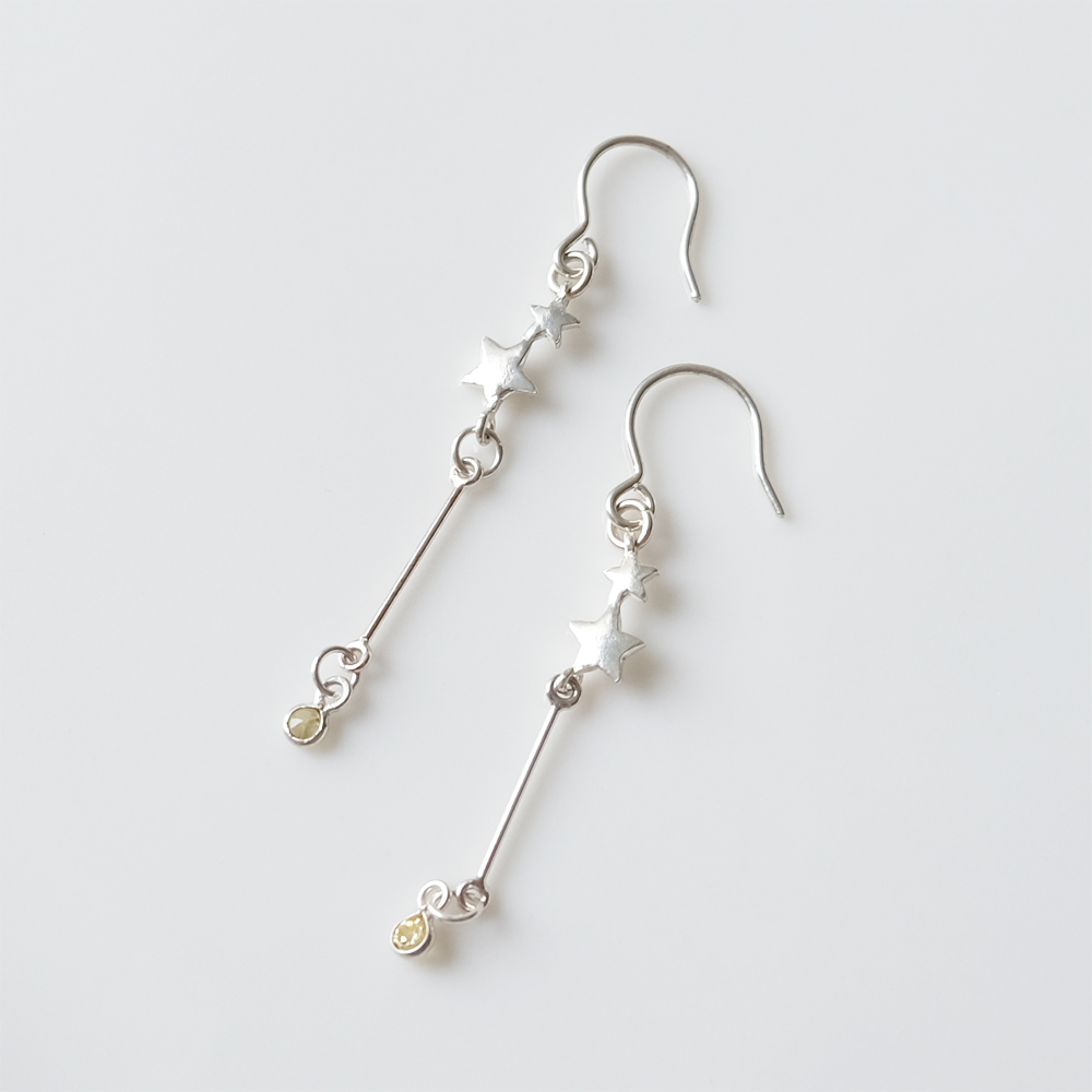 小さなジルコニアに星とバーをセットしたSILVER925ピアスの画像