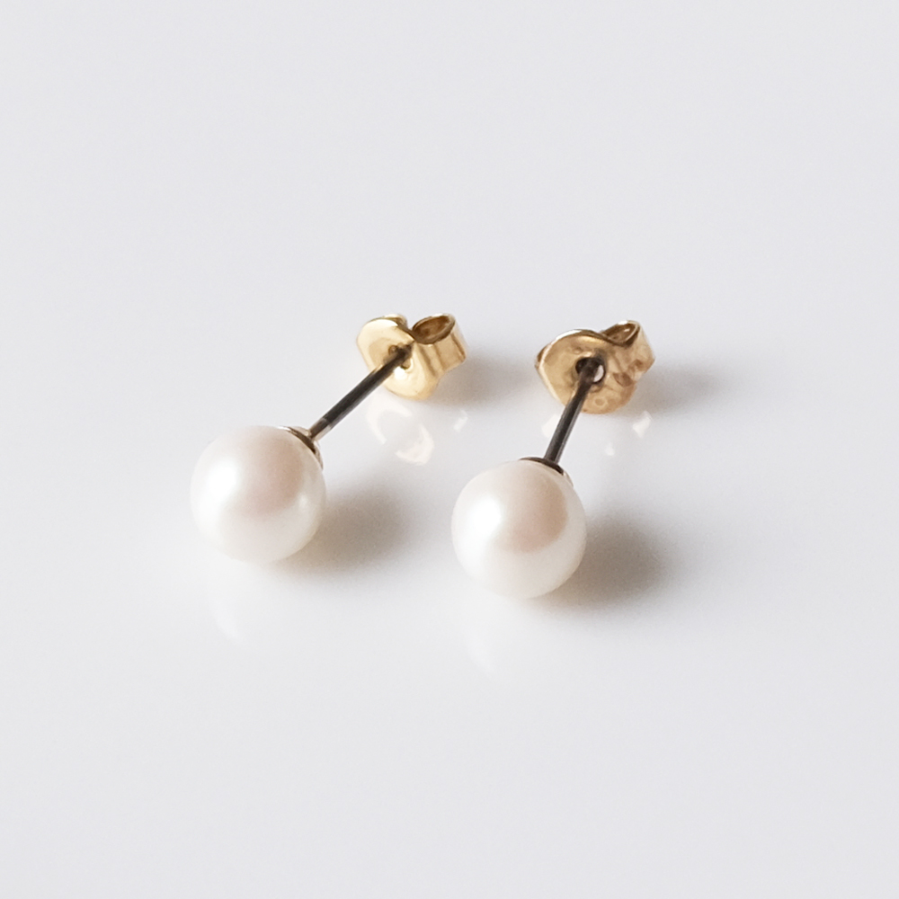 シンプルなプラスチックパールピアスの画像