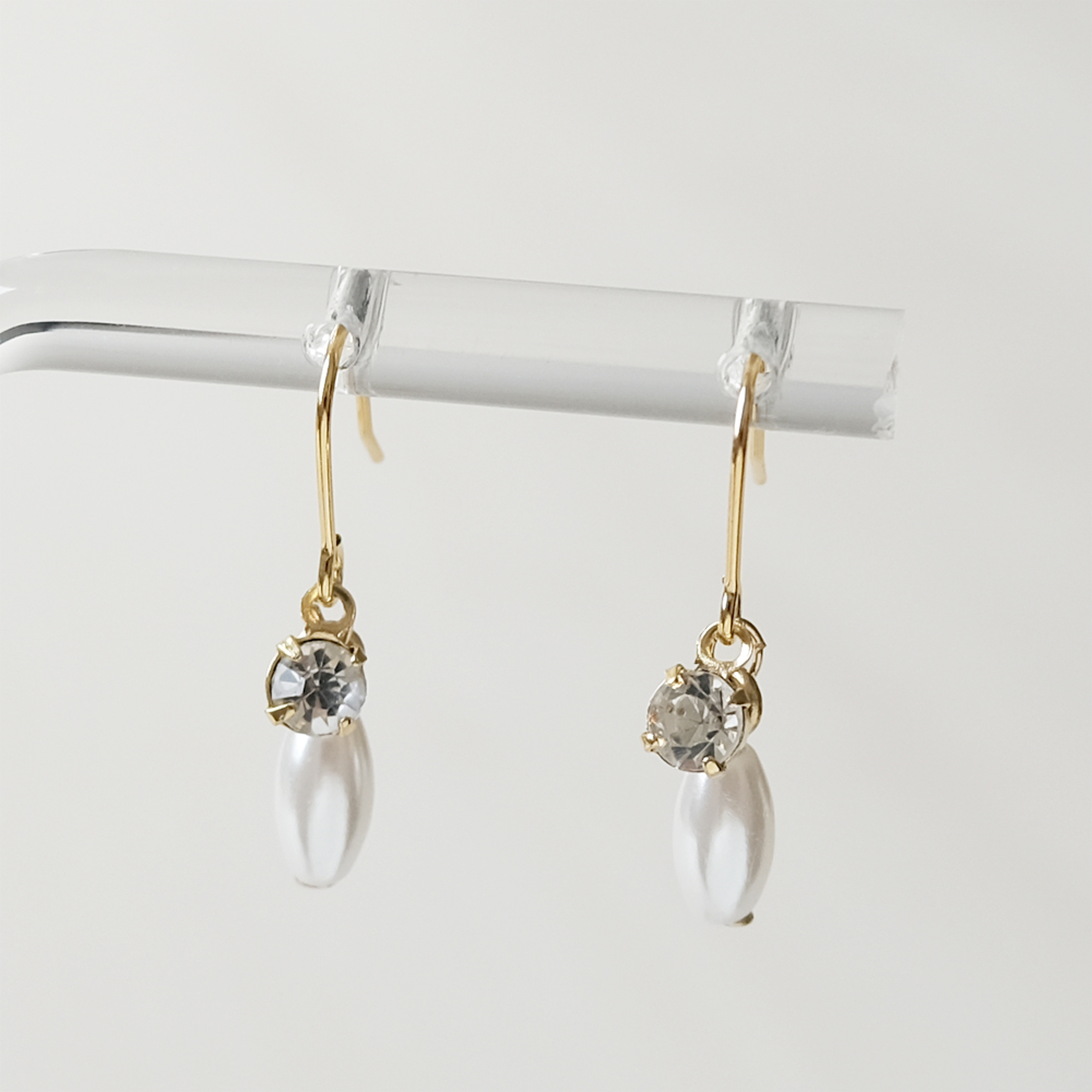 樽型のプラスチックパールとガラスをセットしたピアスの画像