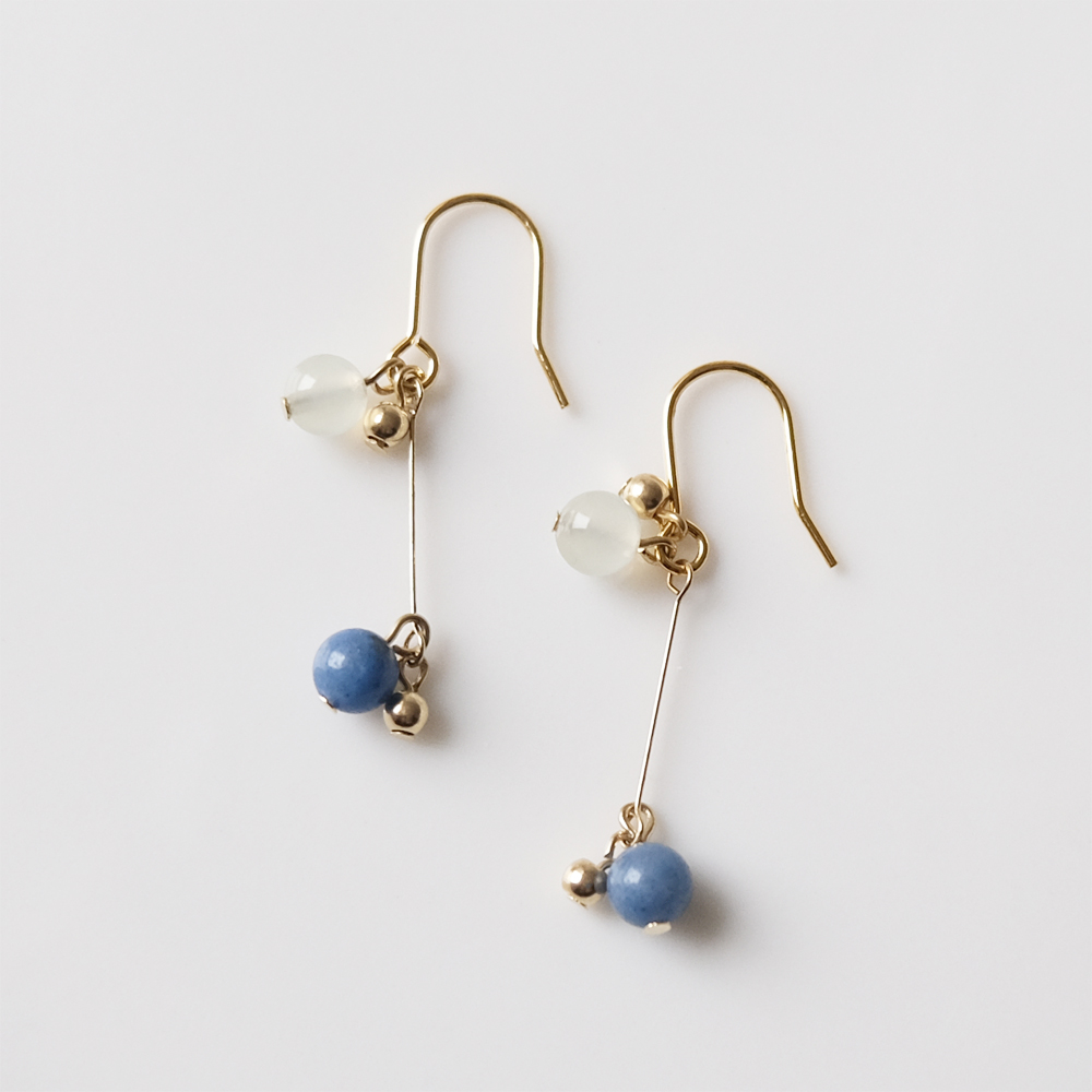 2色の天然石をメタルパーツであしらったピアスの画像