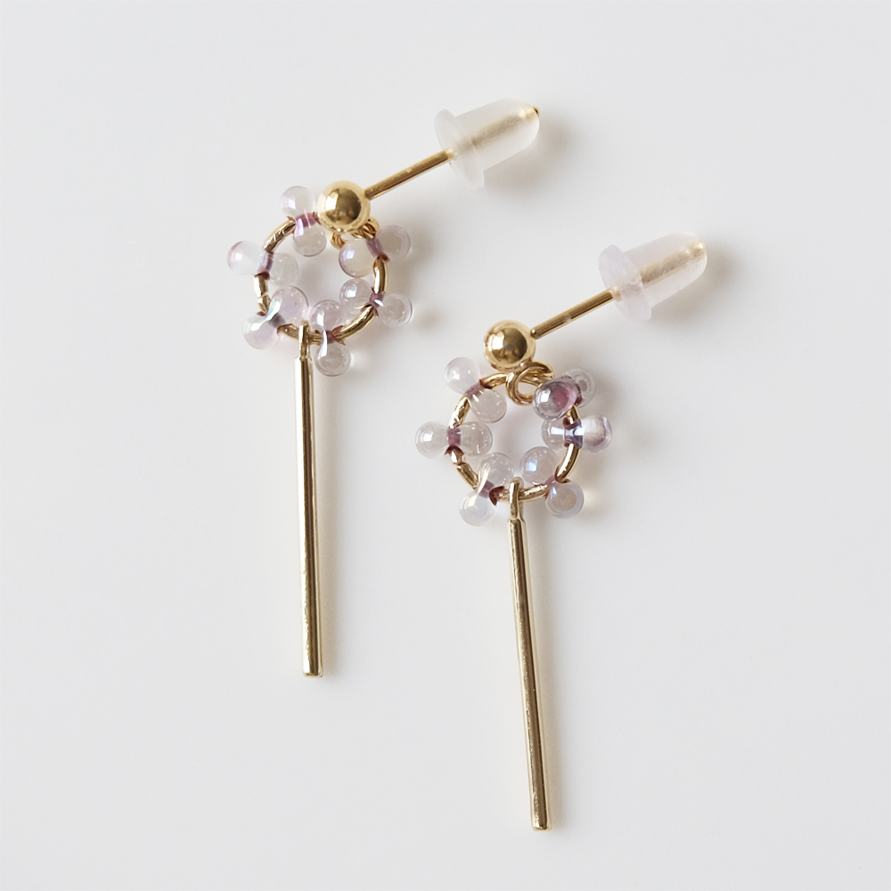 チェコビーズのサークルにとバーをセットしたピアスの画像