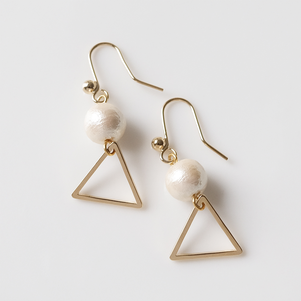 三角のメタルパーツにコットンパールをセットしたピアスの画像