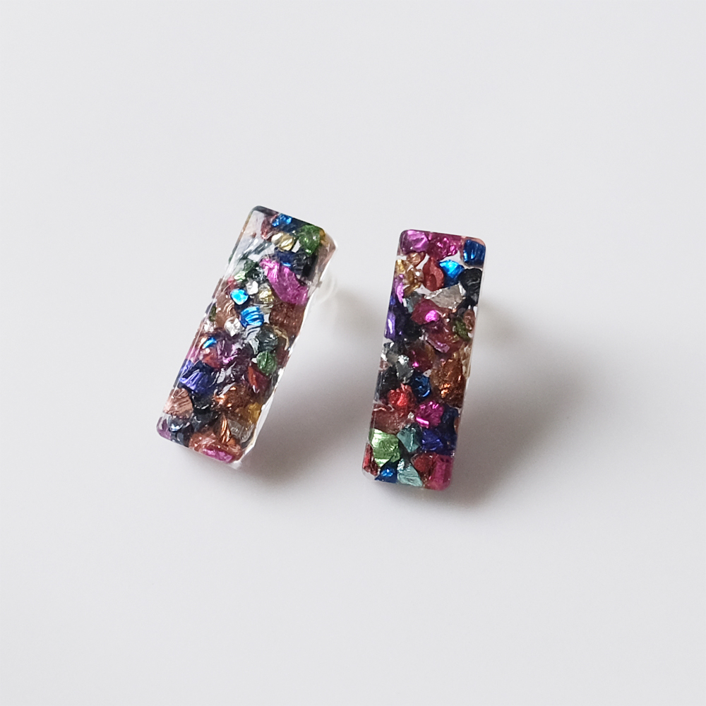 クラッシュガラスを閉じ込めたピアスの画像