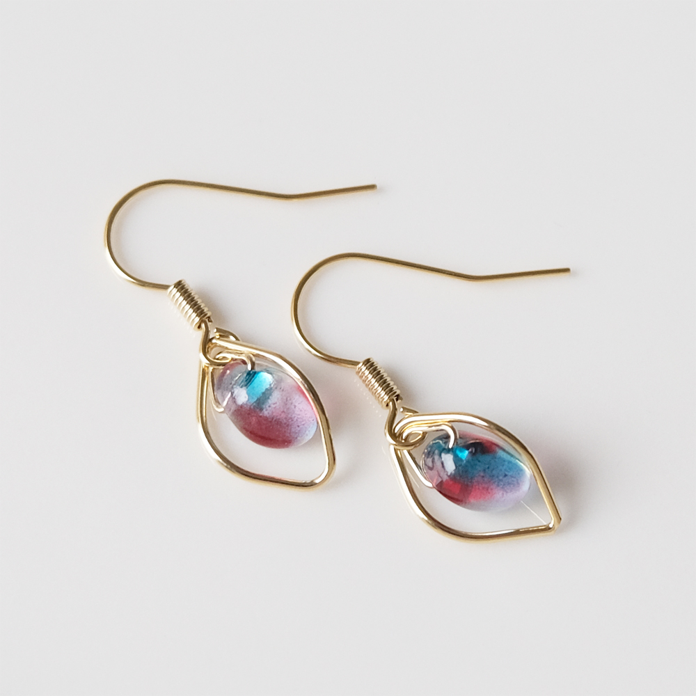 グラデーションがきれいなチェコビーズを変形メタルにセットしたピアスの画像