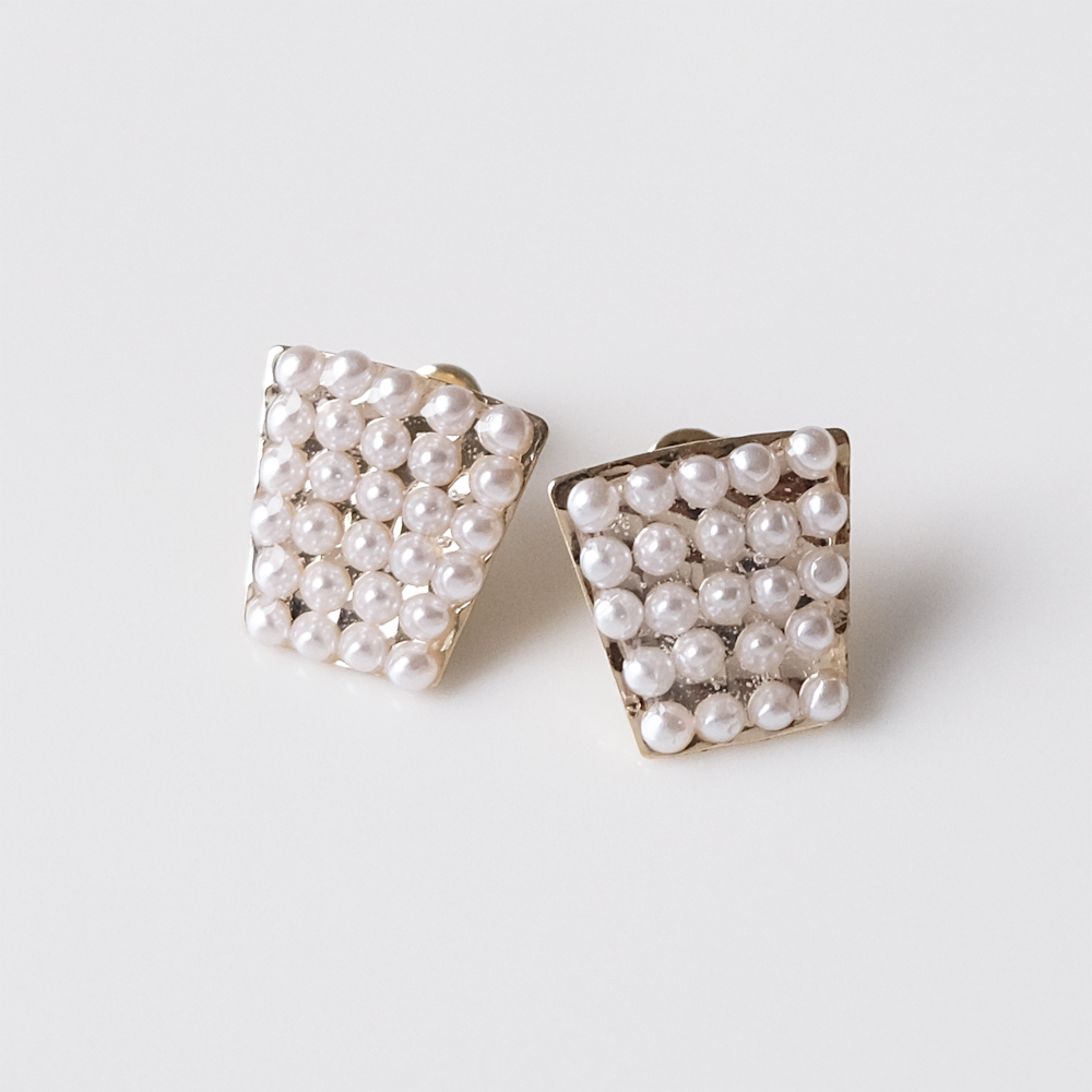 スワロフスキーパールを敷き詰めた扇型ピアスの画像