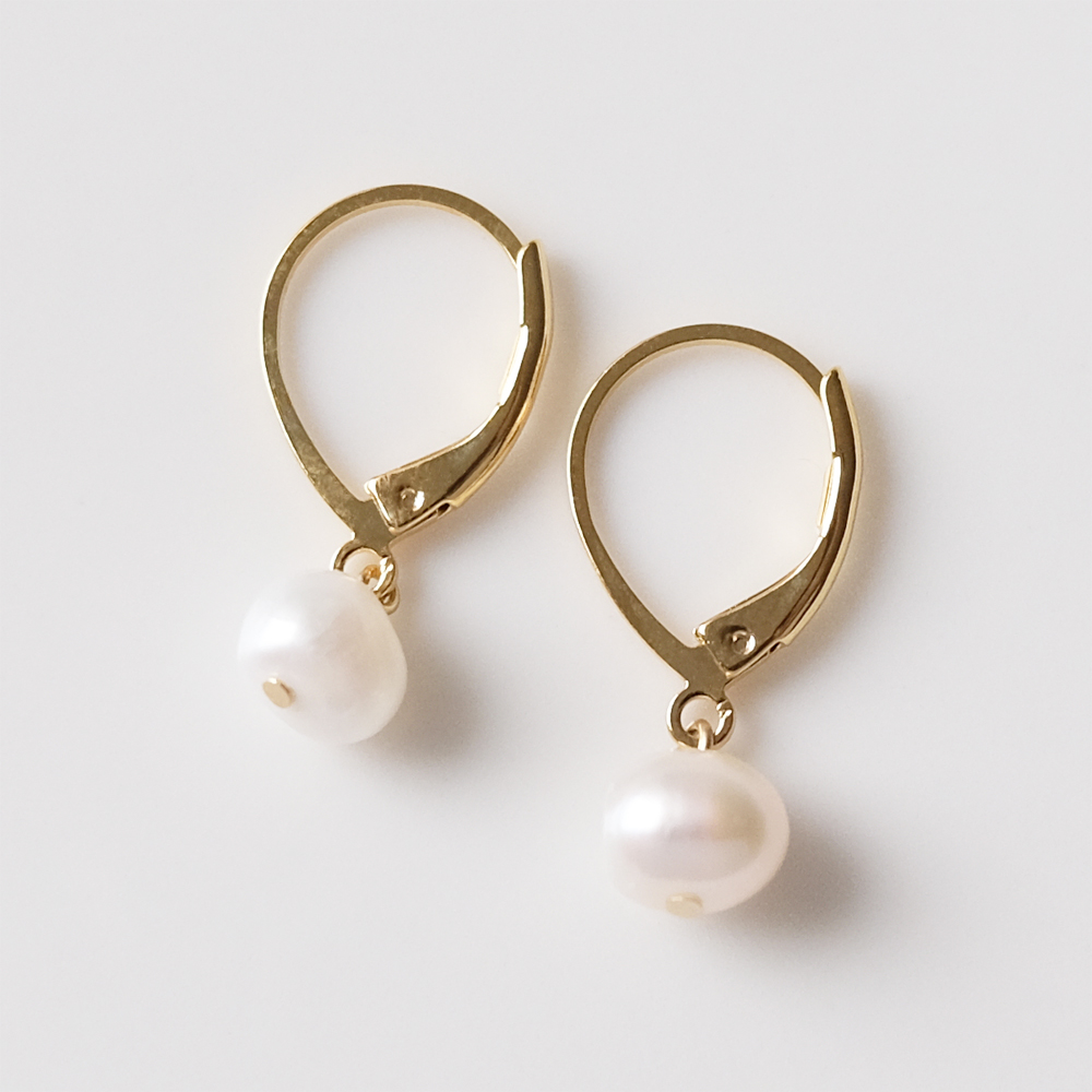 変形淡水パールをセットしたフレンチフックピアスの画像