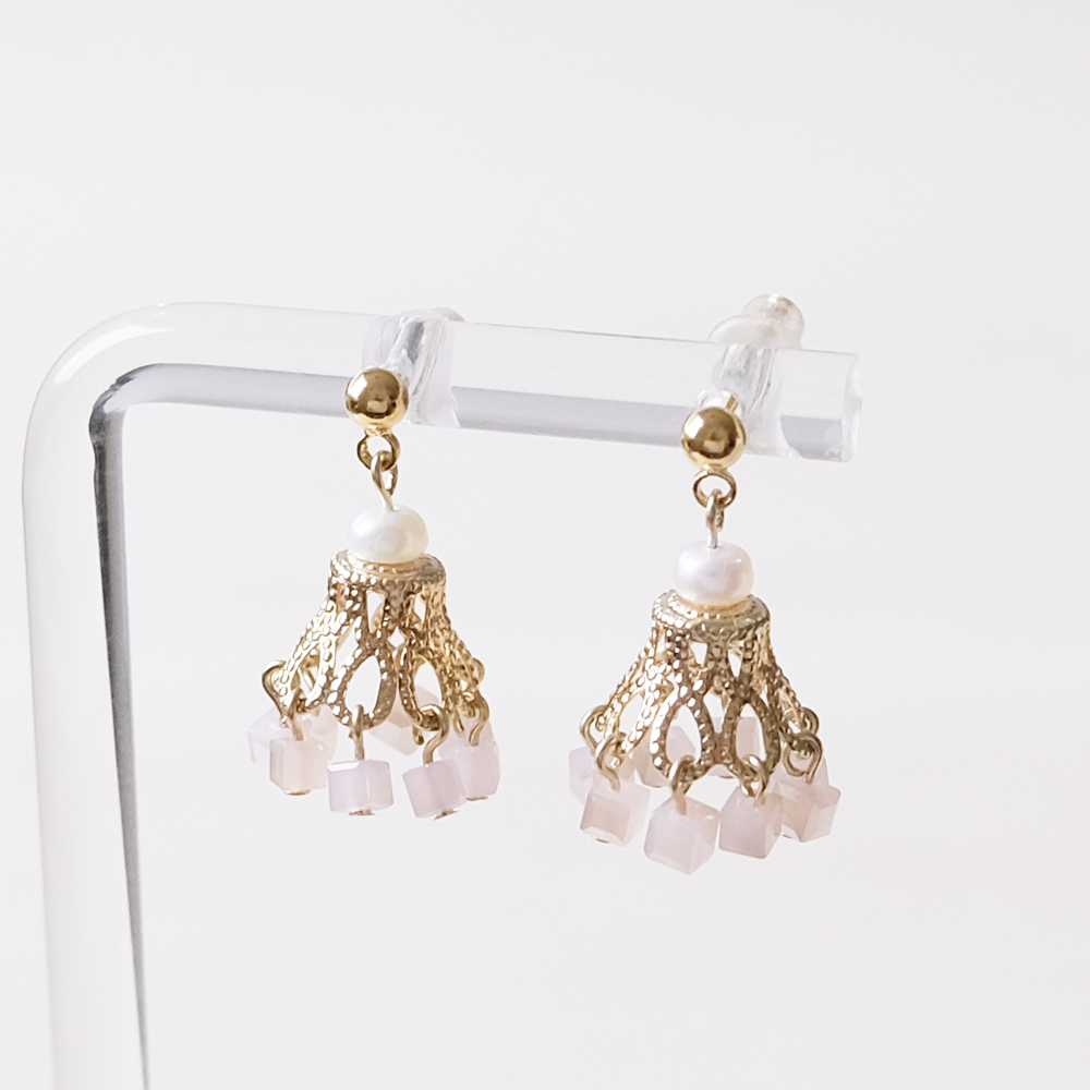 淡水パールとビーズをシャンデリアに見立てたピアスの画像