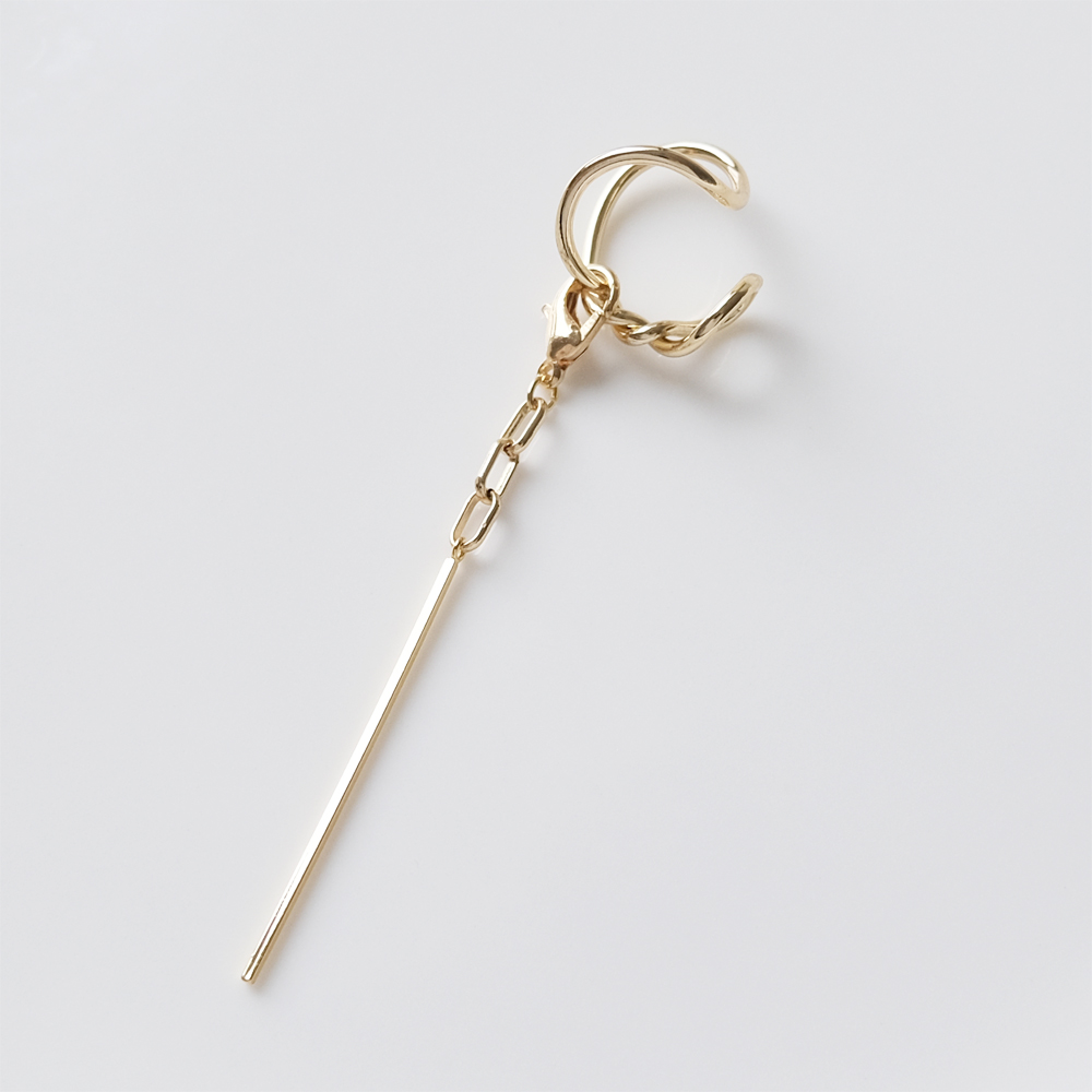 チェーンとリングバーをセットしたボリュームあるイヤカフの画像