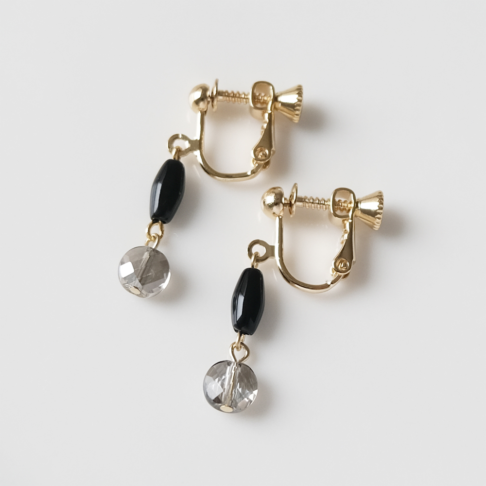 カットガラスが揺れるイヤリングの画像