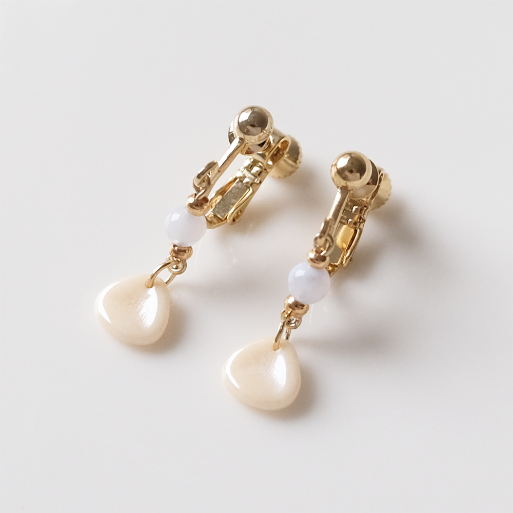 パドルのチェコビーズと淡いカラーのブルーレースをセットしたイヤリングの画像