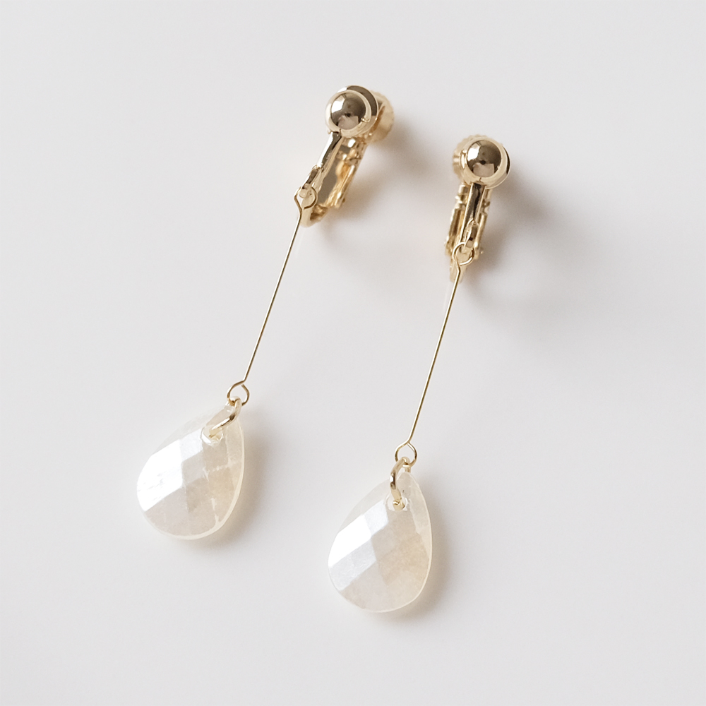 カットが入った雫のパーツが揺れるイヤリングの画像