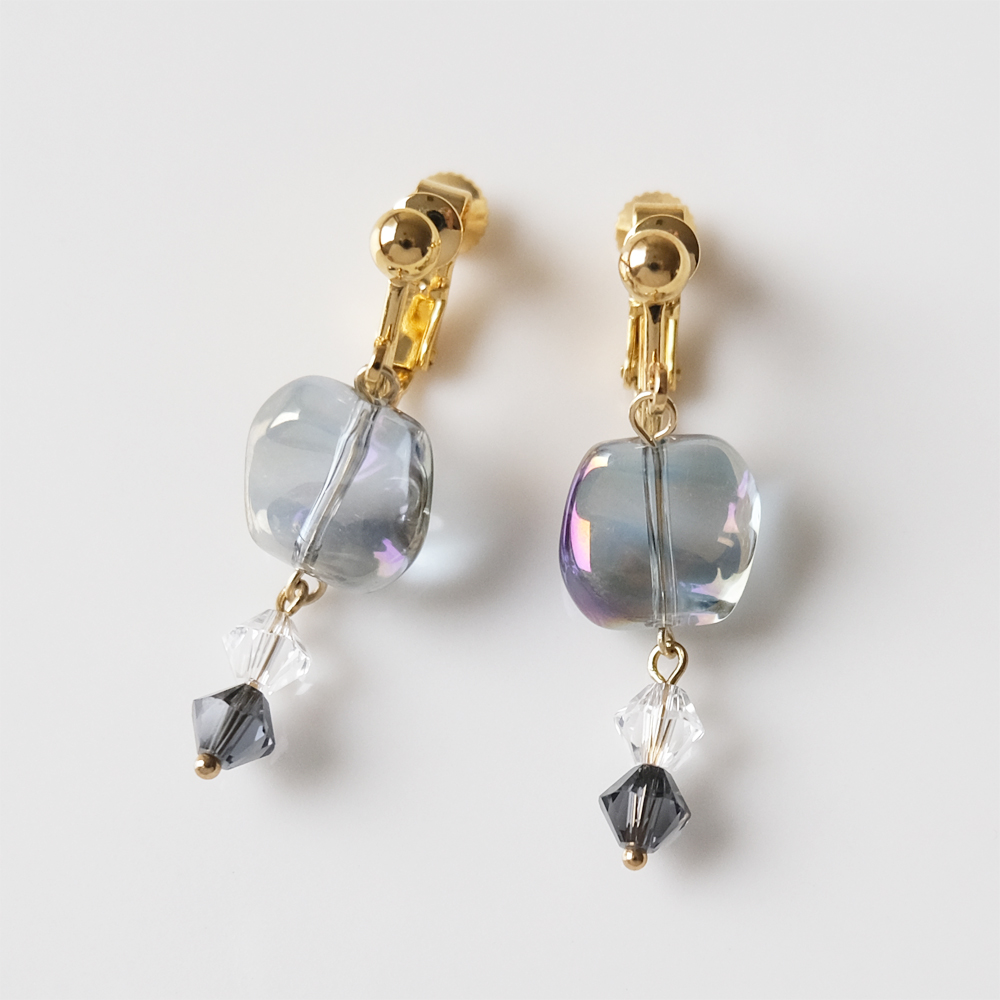 オーロラのスクエアガラスと2色のカットガラスをセットしたイヤリングの画像