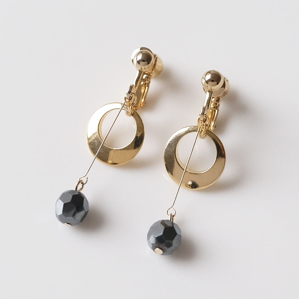 ヘマタイトとメタルフープパーツのイヤリングの画像