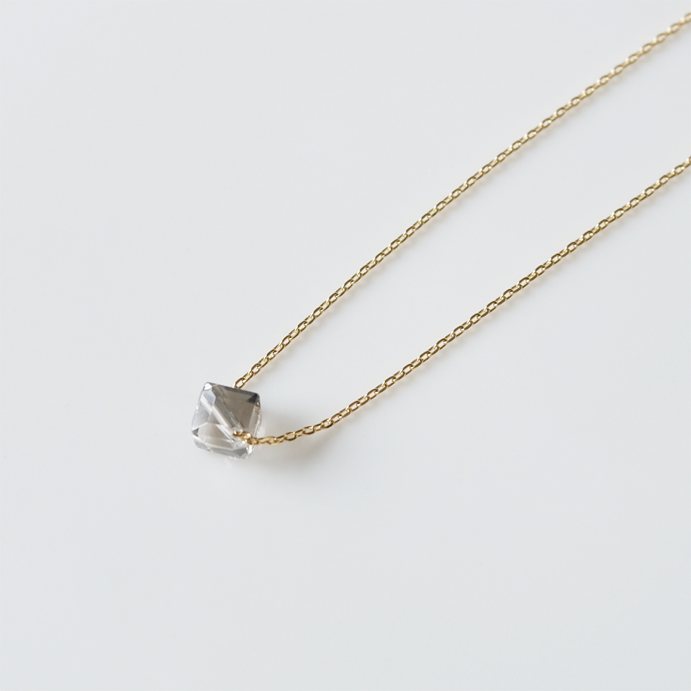 カットガラスビーズのネックレスの画像