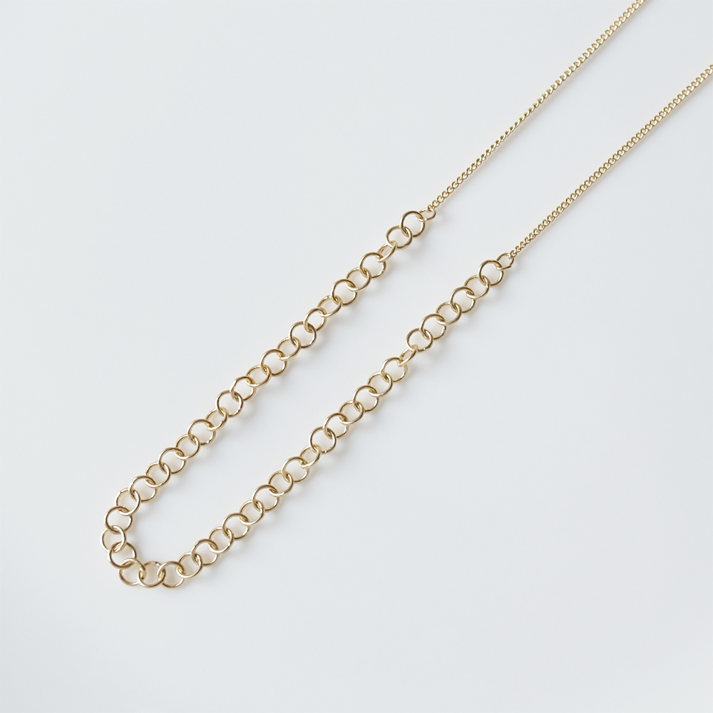 リングのデザインチェーンをあしらったネックレスの画像