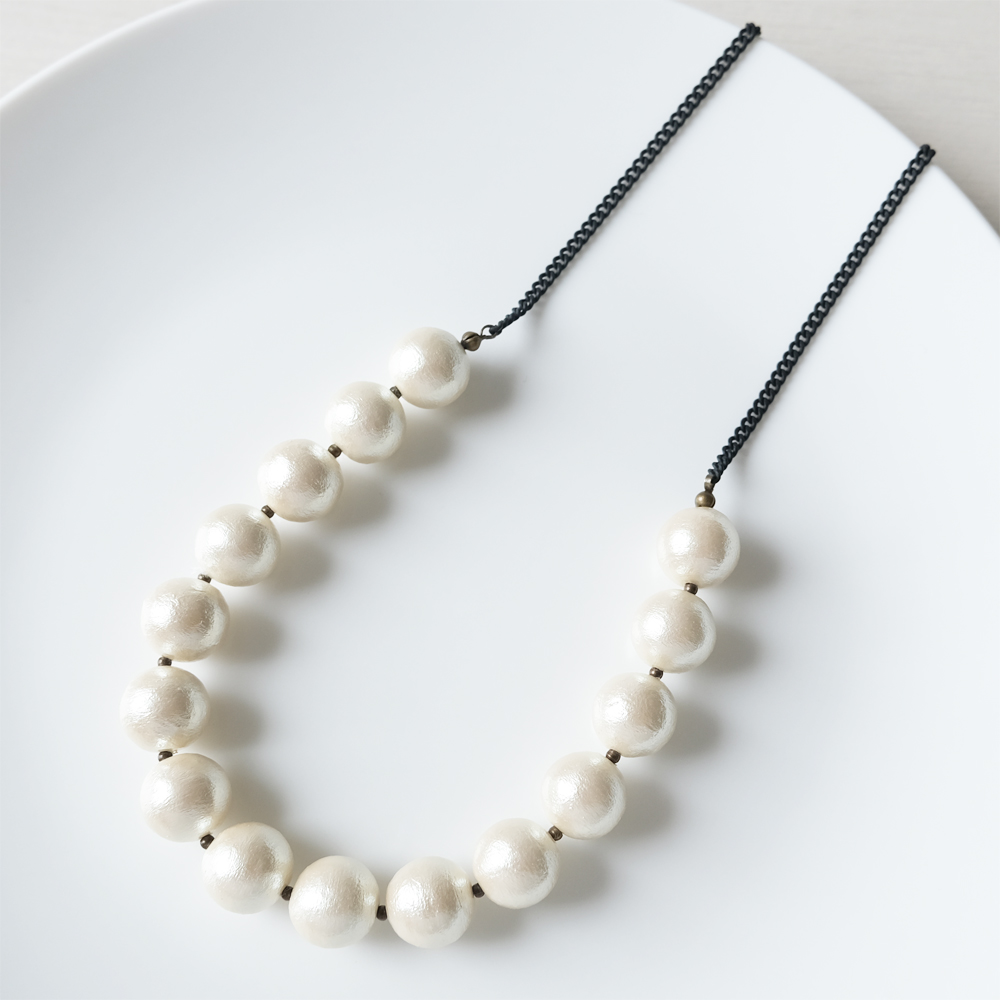 ボリュームあるコットンパールをふんだんに使ったブラックチェーンのネックレスの画像