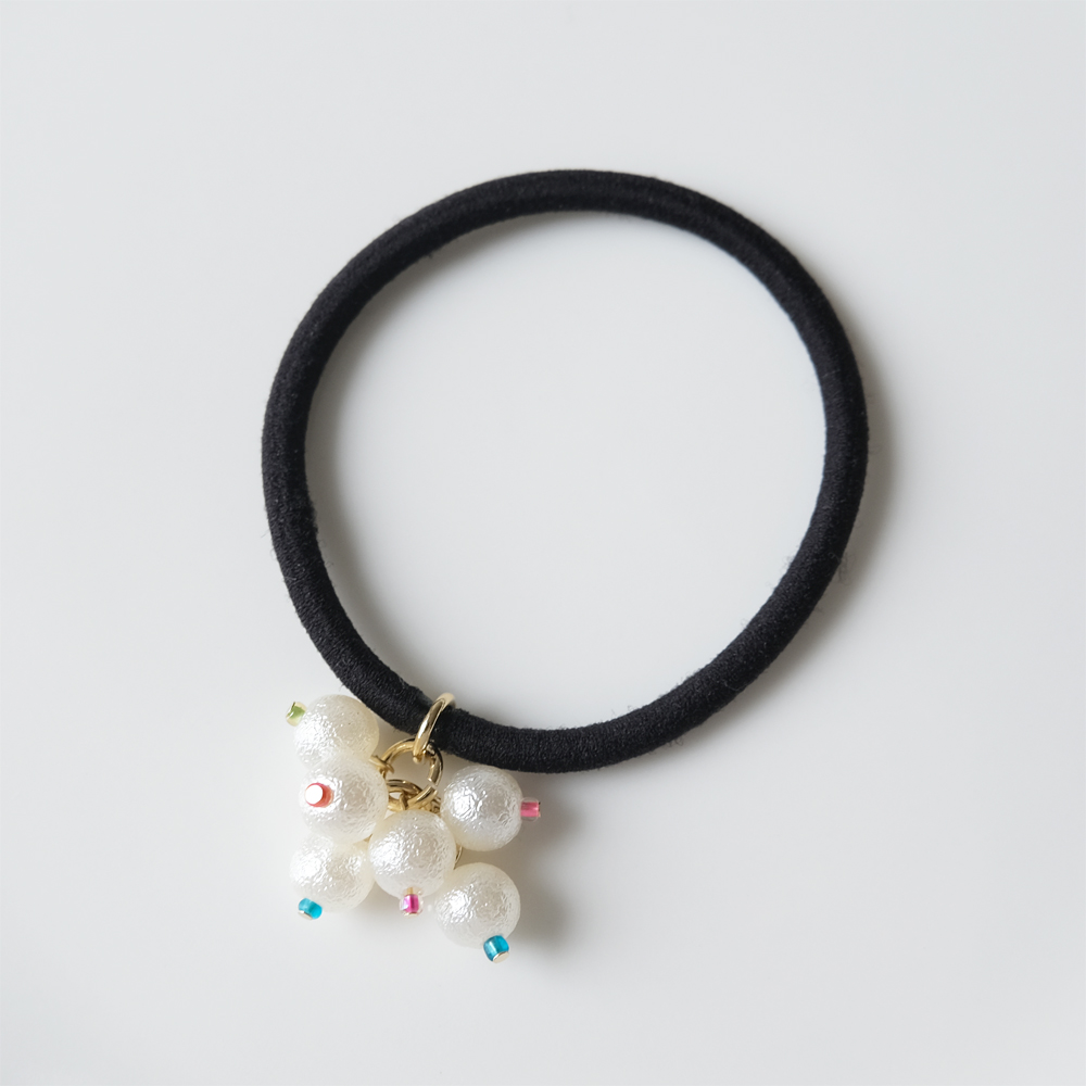 スノーパールに様々なネオンカラーのビーズをセットしたヘアゴムの画像