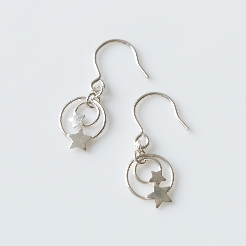 リングの中で小さな星が揺れるSILVER925ピアスの画像