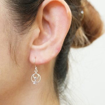 リングの中で小さな星が揺れるSILVER925ピアスの画像