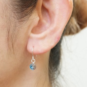 涼しげなブルーのガラスが揺れるSILVER925ピアスの画像