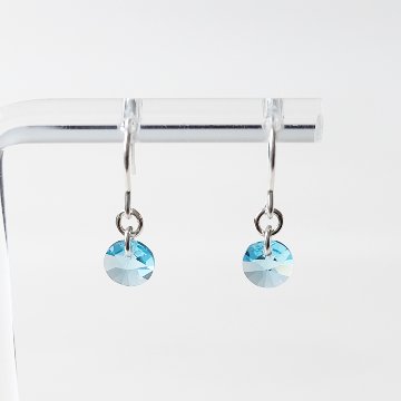 涼しげなブルーのガラスが揺れるSILVER925ピアスの画像