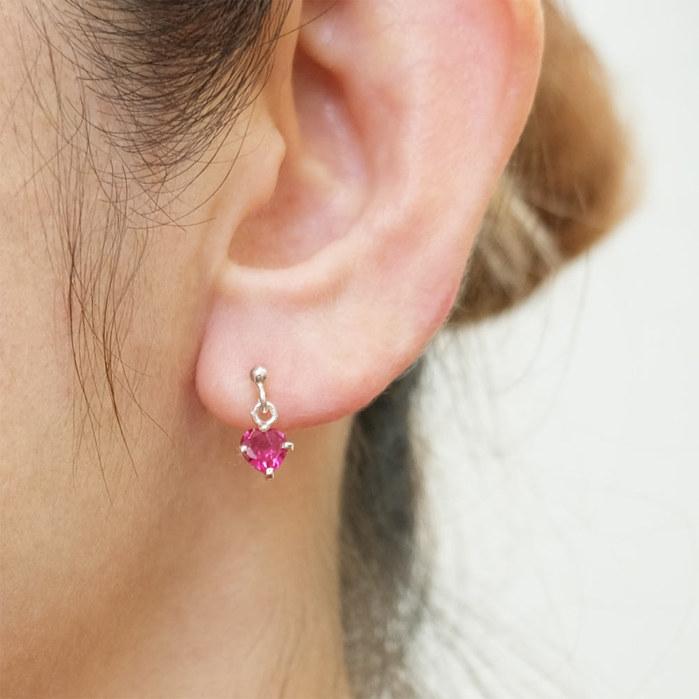 赤いハート型のジルコニアが揺れるSILVER925ピアスの画像