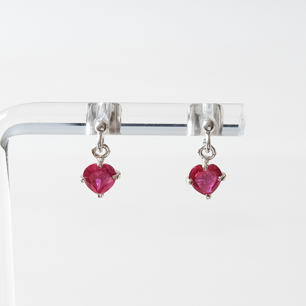 赤いハート型のジルコニアが揺れるSILVER925ピアスの画像