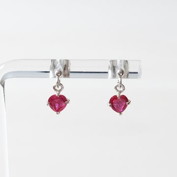 赤いハート型のジルコニアが揺れるSILVER925ピアスの画像