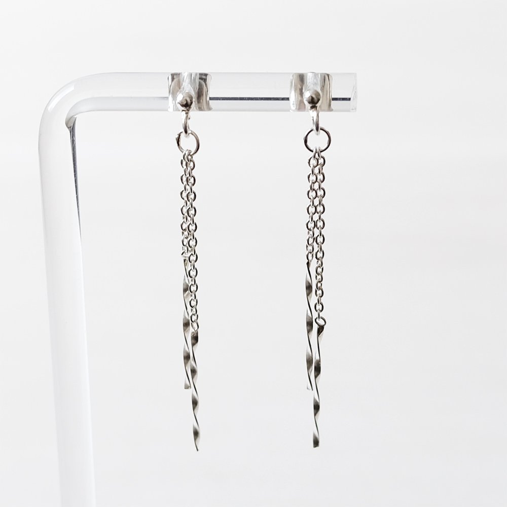 ひねりを加えた長さが違うチェーンをセットしたSILVER925ピアスの画像