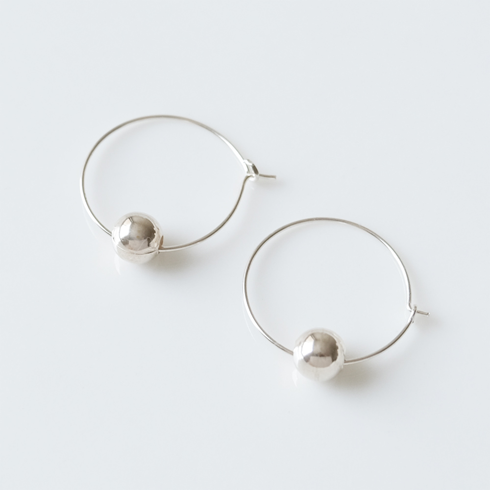 SILVER925の可愛いボールをセットしたフープピアスの画像