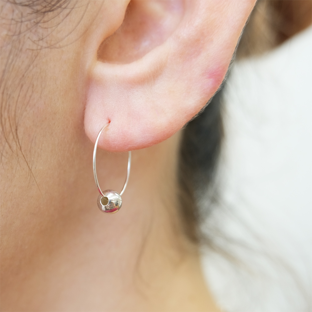 SILVER925の可愛いボールをセットしたフープピアスの画像