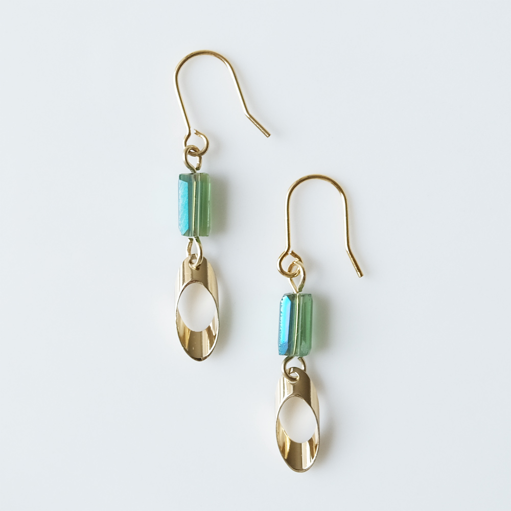 レクタングルのカットガラスにパイプカットのメタルパーツをセットしたピアスの画像