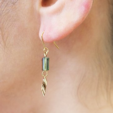 レクタングルのカットガラスにパイプカットのメタルパーツをセットしたピアスの画像