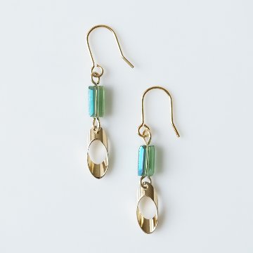 レクタングルのカットガラスにパイプカットのメタルパーツをセットしたピアスの画像