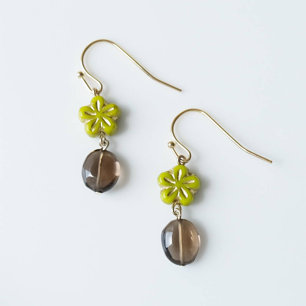 花モチーフのチェコビーズとスモーキークォーツをセットしたピアスの画像