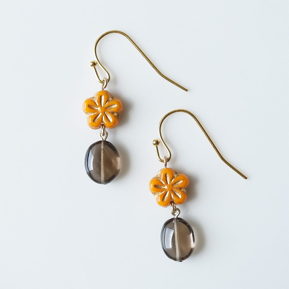花モチーフのチェコビーズとスモーキークォーツをセットしたピアスの画像