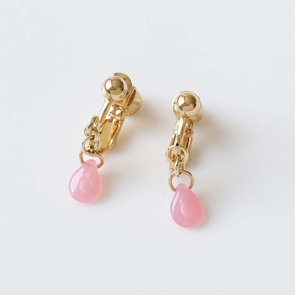 オパールピンクのチェコビーズのイヤリングの画像