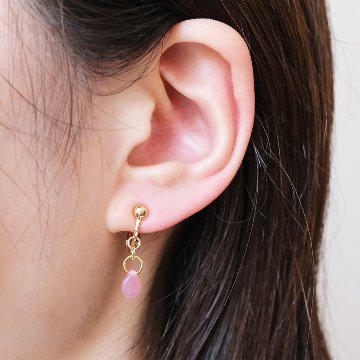 オパールピンクのチェコビーズのイヤリングの画像