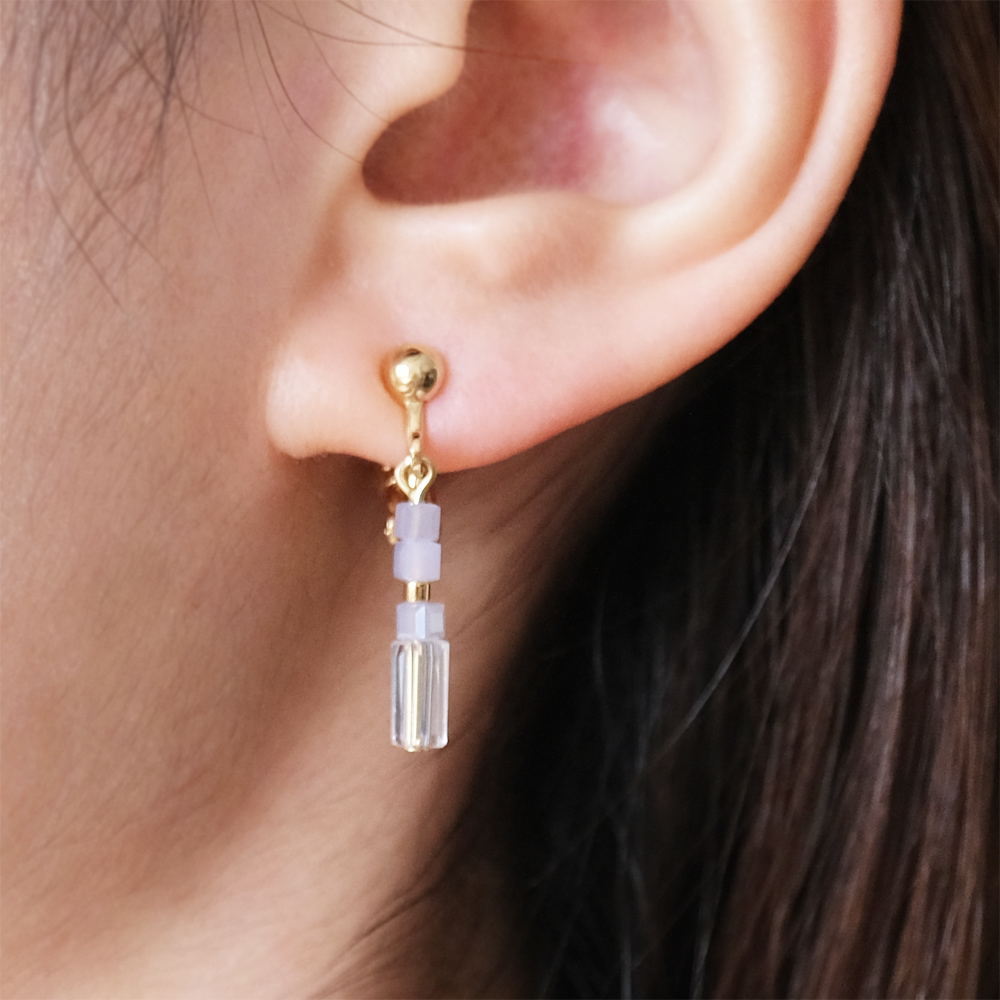 サイズ違いのカットガラスをセットしたイヤリングの画像