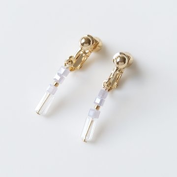 サイズ違いのカットガラスをセットしたイヤリングの画像