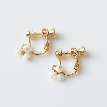 ボタンパールをセットしたイヤリングの画像