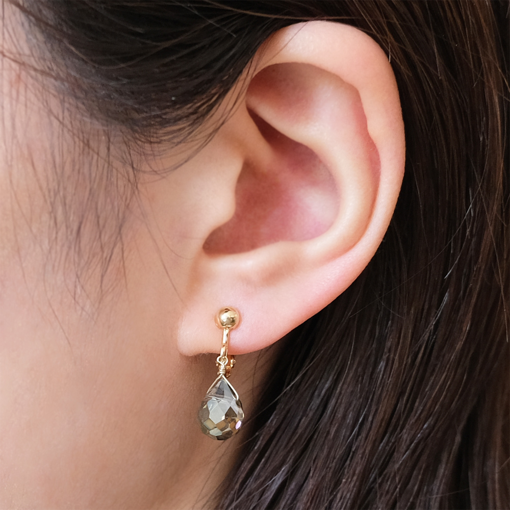 雫の多面カットガラスのシンプルイヤリングの画像