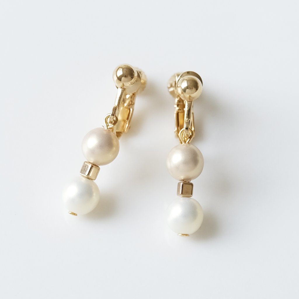 バイカラーイミテーションパールイヤリングの画像