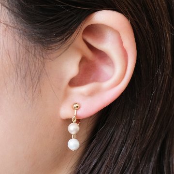 バイカラーイミテーションパールイヤリングの画像