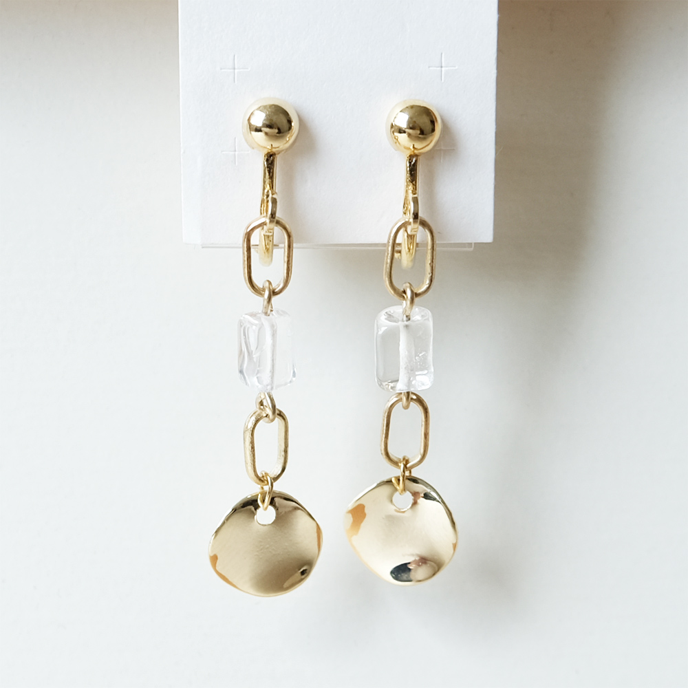 クォーツにサークルとチェーンパーツをセットしたイヤリングの画像