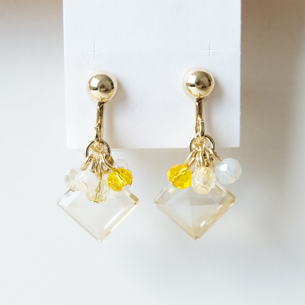 スクエアのカットガラスにいろんなカラービーズをセットしたイヤリングの画像