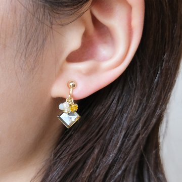 スクエアのカットガラスにいろんなカラービーズをセットしたイヤリングの画像