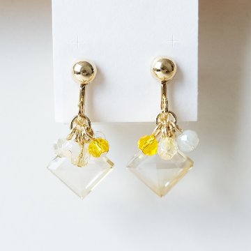 スクエアのカットガラスにいろんなカラービーズをセットしたイヤリングの画像