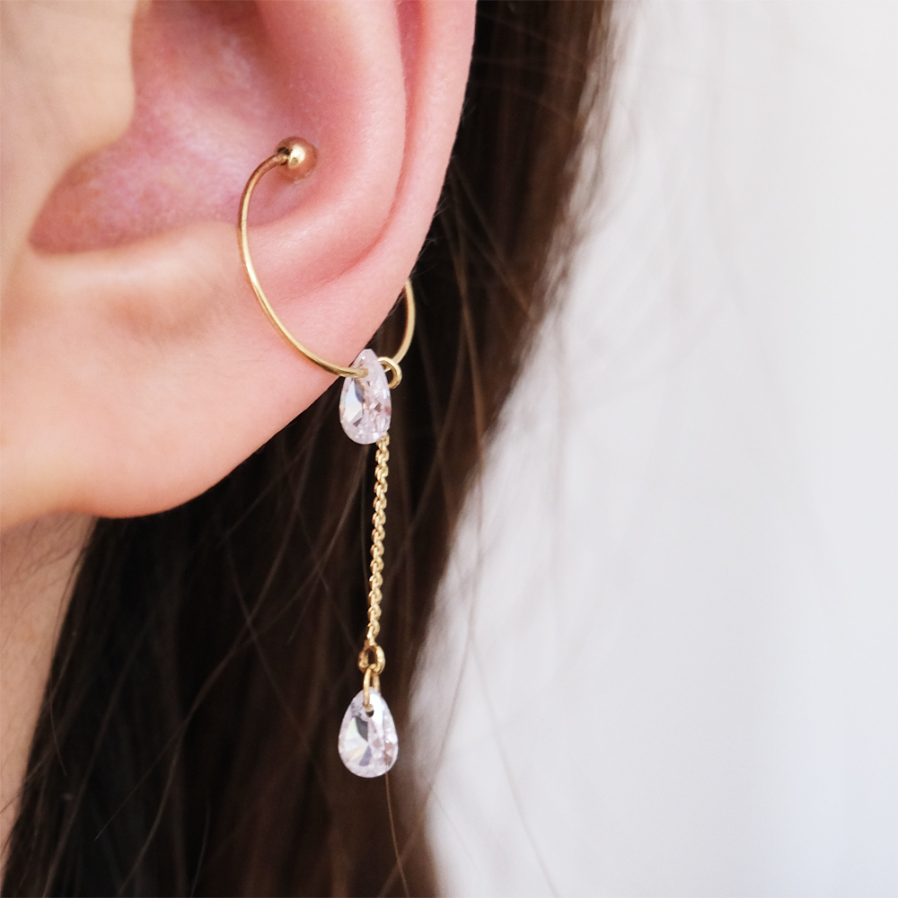 雫のジルコニアをとエレガンスチェーンをセットしたイヤカフの画像