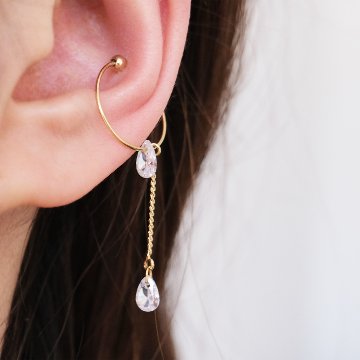 雫のジルコニアをとエレガンスチェーンをセットしたイヤカフの画像